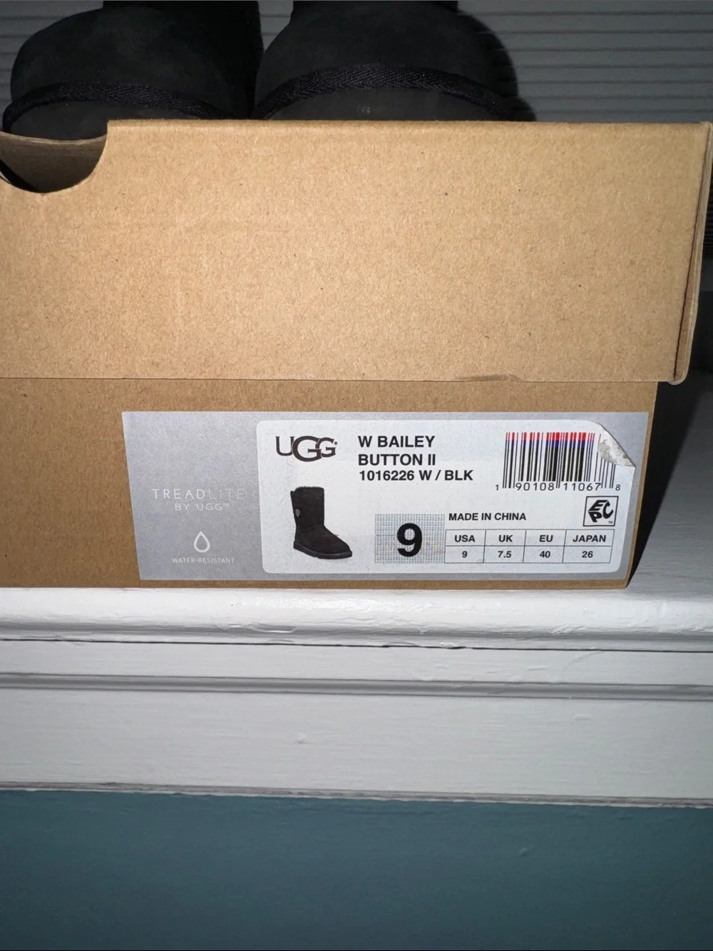 Ugg Bailey Button II. Size 9